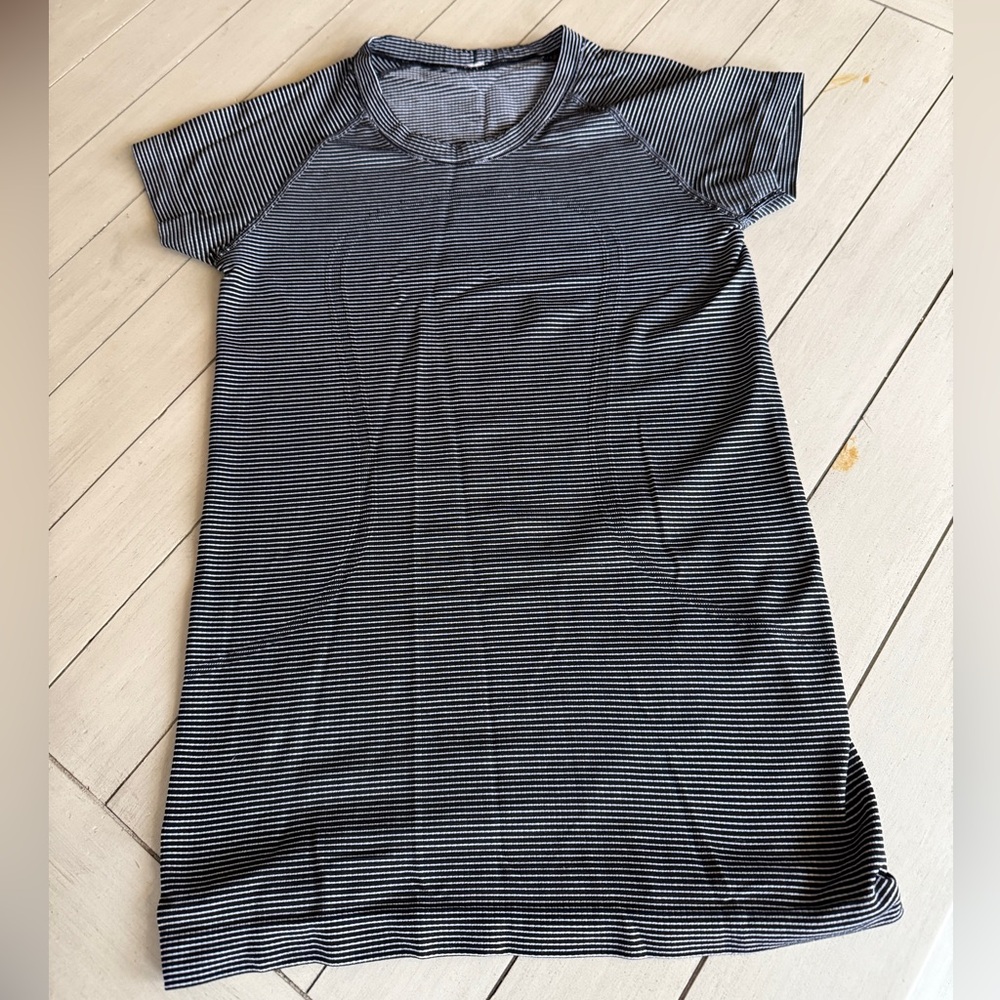 Lululemon Women’s Tee.
